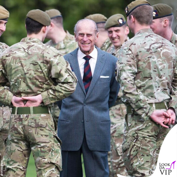 Il principe Filippo tra i soldati, questa immagine è stata pubblicata sulla pagina Instagram di Buckingham Palace