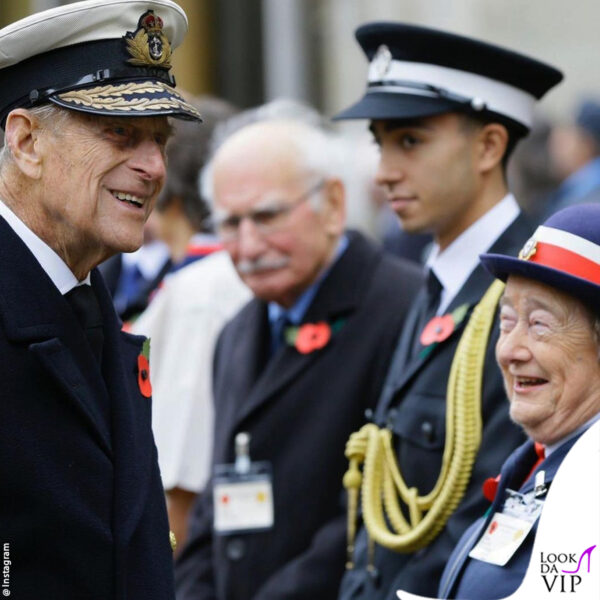 un Filippo sorridente insieme ai veterani 
