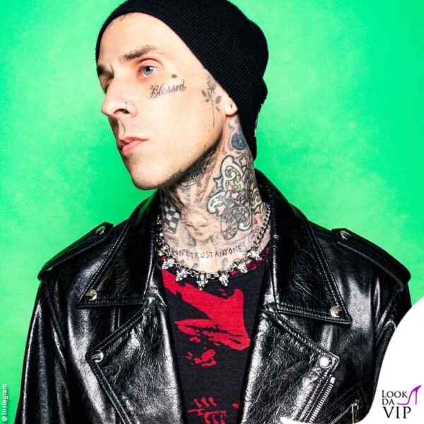 il musicista ha il corpo ricoperto di tatuaggi 