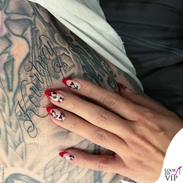Travis si è tatuato il nome di Kourtney, lei lo accarezza 
