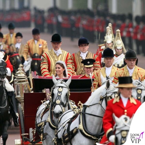 in corteo per Londra sulla carrozza Reale 