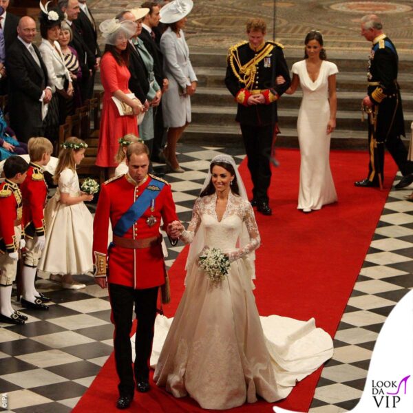 davanti gli sposi, alle loro spalle Pippa Middleton e il principe Harry 