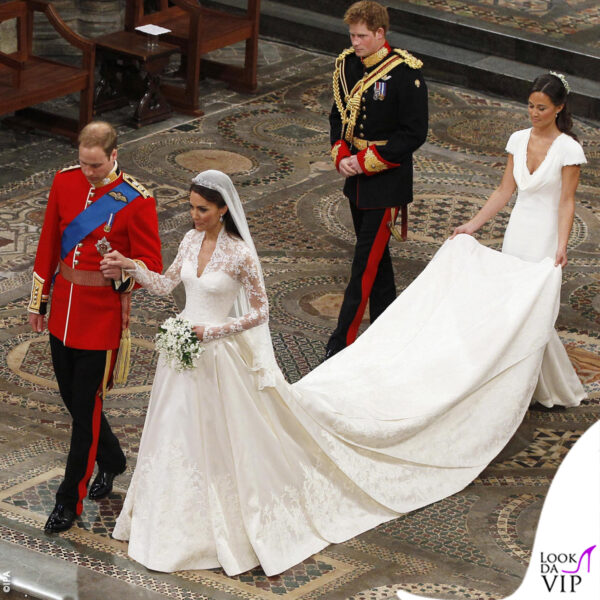 William e Kate percorrono la navata 