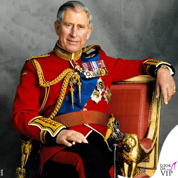 sono molti i membri della Royal Family che hanno prestato servizio militare - Carlo in uniforme nel ritratto che celebra il suo sessantesimo compleanno 