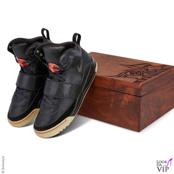 Contenute in un cofanetto in legno, sono realizzate in pelle nera, con l'iconico cinturino sull'avampiede e il medaglione rosso con la Y di Yeezy