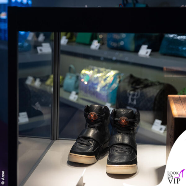 Ecco le Yeezy Grammy Worn esposte in una teca, prima dell'asta. Il marchio Yeezy è uno dei più quotati sul mercato delle sneakers