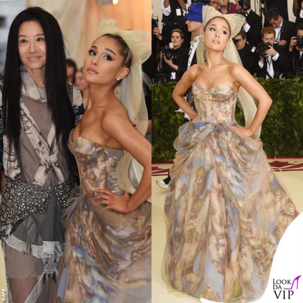 Ariana Grande con Vera Wang al Met Gala 2018 - sull'abito della cantante era raffigurata la Cappella Sistina 