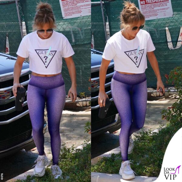 JLo entra dall'ingresso posteriore 