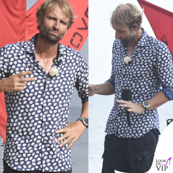 Piccole foglie su sfondo blu per la camicia Caliban, abbinata a shorts Manuel Ritz: è il look della 19ma puntata