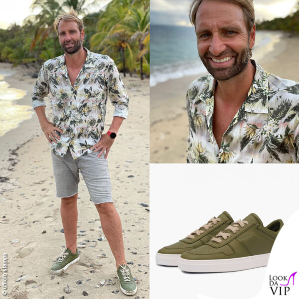 Rosolino in spiaggia con camicia tintoria Mattei e scarpe vegane Yatai