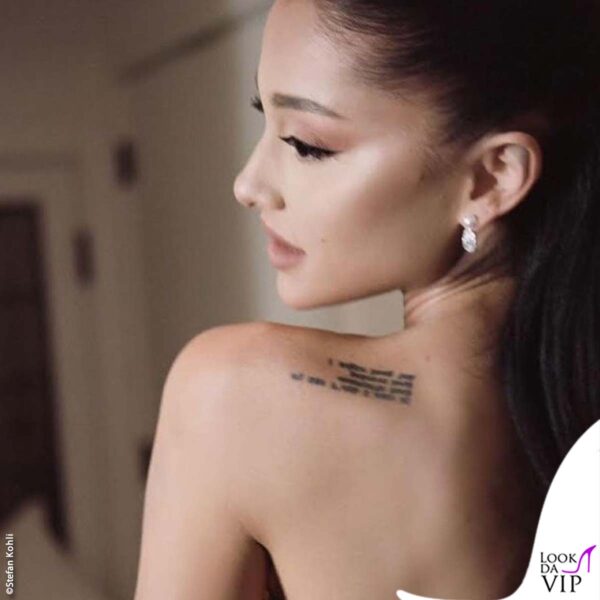 un dettaglio del make-up di Ariana Grande, sulla spalla di vede anche un tatuaggio 