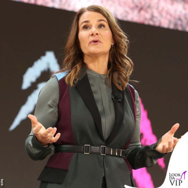 per l'occasione Melinda aveva scelto un gilet verde e bordeaux abbinato a una camicia in seta, stretto in vita da una cintura 