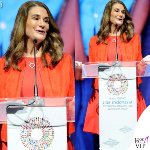 Tocco di colore e gonna corta per un evento in Indonesia 
