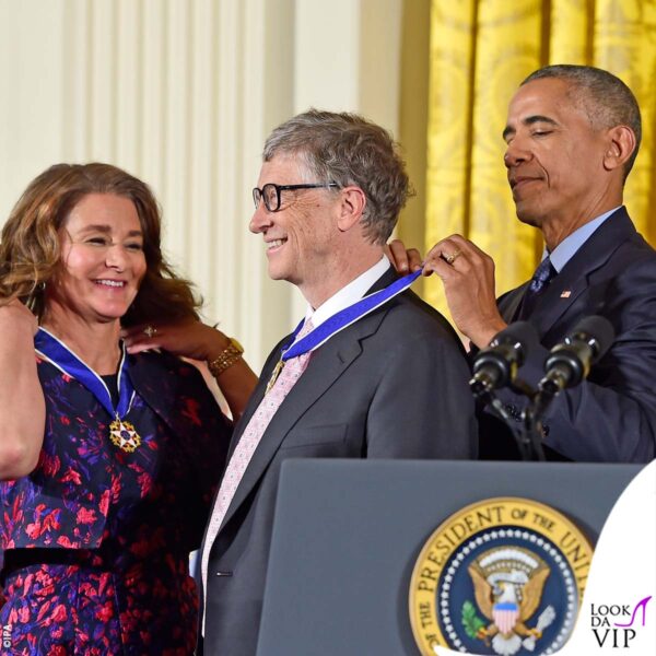 Nel 2016 Bill e Melinda sono stati insigniti della Medal of Freedom da Obama. Tubino a fiori e gioielli da sogno, tra cui l'enorme solitario di fidanzamento al dito 