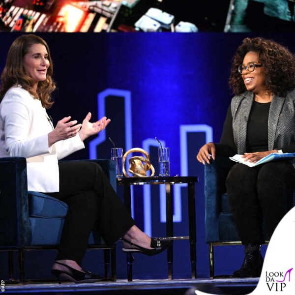 Giacca bianca e tacchi per un talk con Oprah Winfrey 