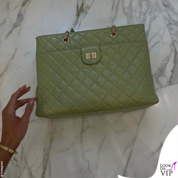 Ma non rinuncerà alle borse di lusso che ama concedersi: qui la sua Chanel color pistacchio