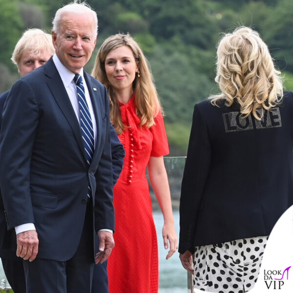 Jill Biden mostra la giacca con la scritta "love" sulla schiena 