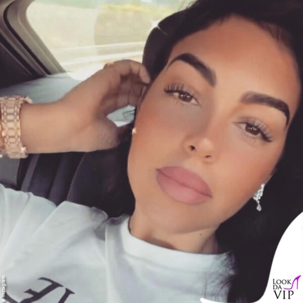 Un primo piano di Georgina Rodriguez con il suo sguardo magnetico 