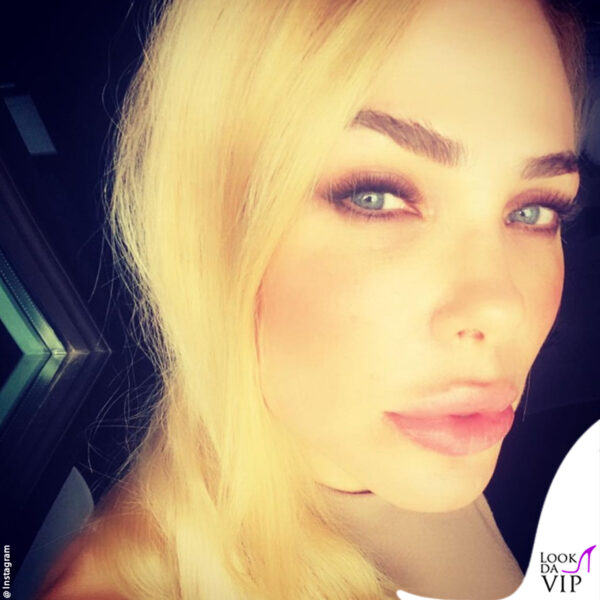 Ilary Blasi si è affidata a Emanuela per l'ultima puntata dell'Isola 