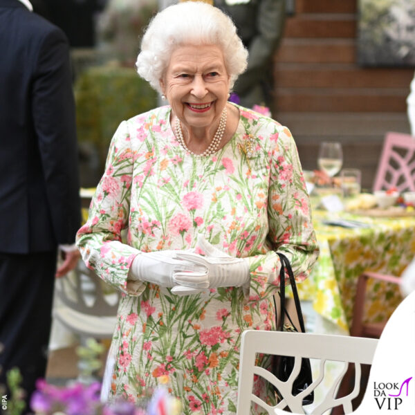 al pranzo organizzato in occasione del G7 Elisabetta è apparsa sorridente e graziosa con un abito a fiori 