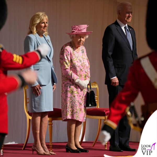 I Biden e la regina Elisabetta osservano la cerimonia