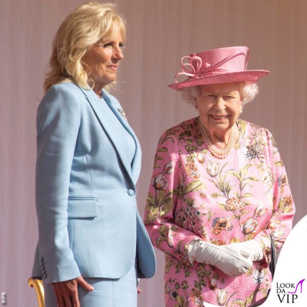 La First Lady americana era in azzurro mentre la Regina Elisabetta ha optato per un abito rosa a fiori 