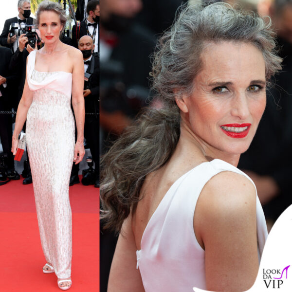 I suoi capelli al naturale hanno lasciato tutti spiazzati (total look Atelier Versace)