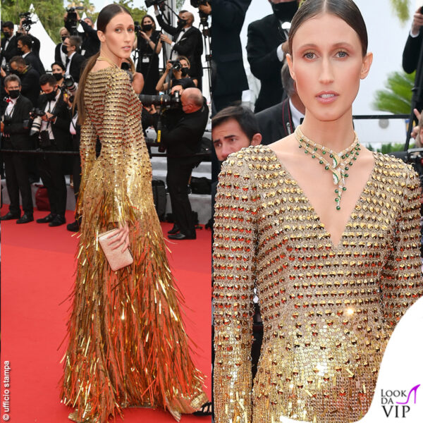 Anna Cleveland indossa un abito Alberta Ferretti, sandali Santoni e gioielli Bulgari