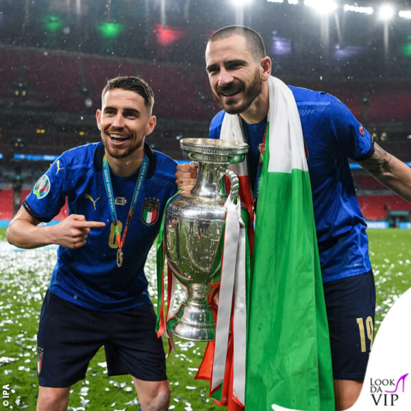 Foto ricordo degli Azzurri con la coppa