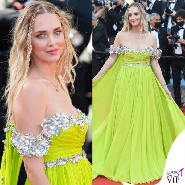 Chiara Ferragni con un abito Giambattista Valli e anelli Bulgari 