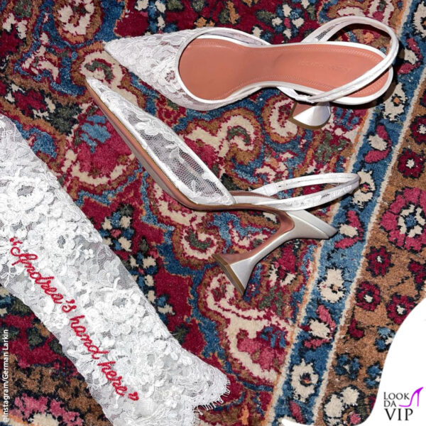 Stesso pizzo per scarpe e abito