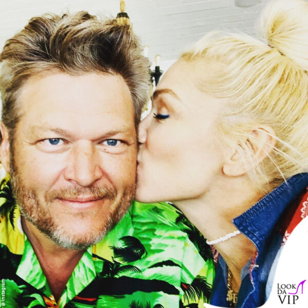 Gwen bacia dolcemente Blake 