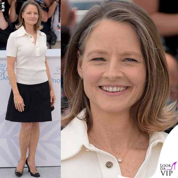 Anche Jodie Foster sulla Croisette ha deciso di non coprire i capelli grigi (top e gonna Louis Vuitton)