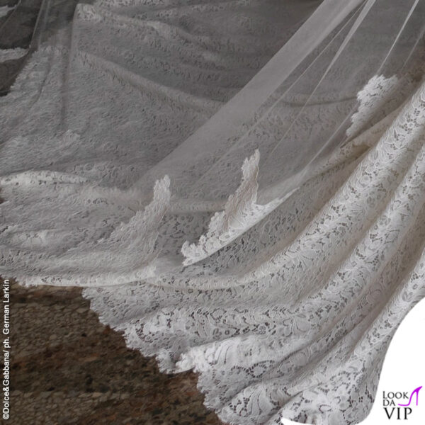 Il dettaglio del pizzo, ripreso sul velo