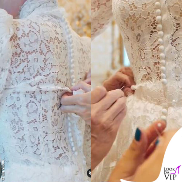 L'intero vestito era percorso, frontalmente e sul retro, da una lunghissima serie di bottoncini 