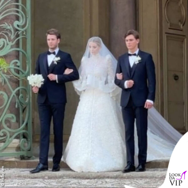 La sposa al braccio dei fratelli Louis Spencer e Samuel Aitken