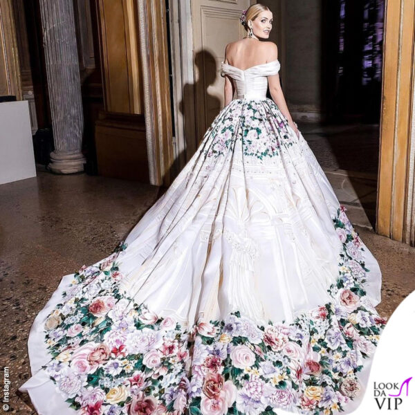 Per la cena, la sposa ha indossato un abito in doppia organza di seta dipinta a mano e impreziosito da fiori e cristalli