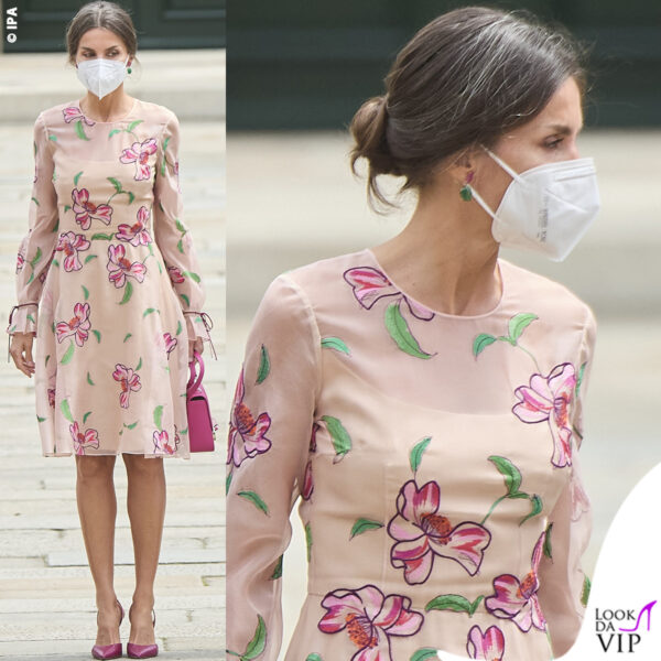 La Regina di Spagna è elegantissima in Carolina Herrera e chioma al naturale