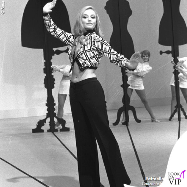 Questo fu il look che rivoluzionò il costume: l'ombelico non era mai stato mostrato prima in televisione