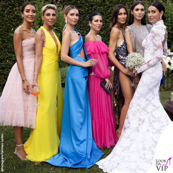 La sposa posa con le amiche Tamara Kalinic (in Giambattista Valli), Antonella Bartoletti, Chiara Capitani, The Attico, Romy Blanga (in Maison Valentino) Giorgia Todini, Diletta Bonaiuti e Giorgia Gabriele