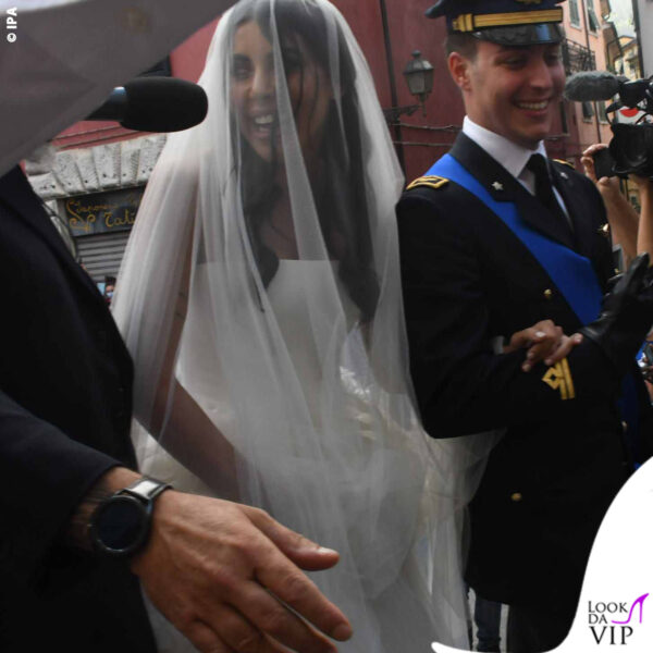 Classica ed elegante, è arrivata in chiesa con il velo che le copriva il volto