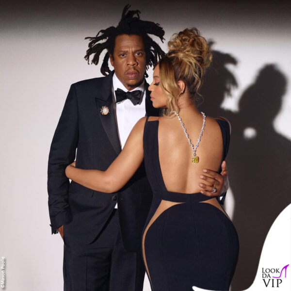 Jay-Z (in Givenchy) abbracciato a Beyoncé: sulla schiena della cantante spicca il Tiffany Diamond 