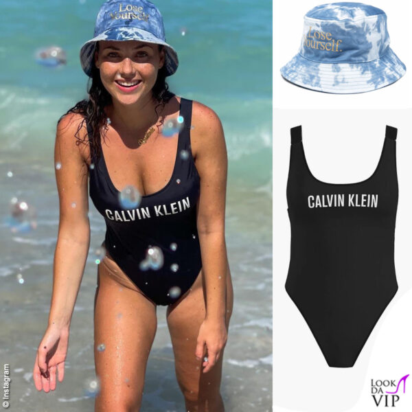 In questo scatto Rosi indossa un costume intero Calvin Klein e un cappello Paco Rabane