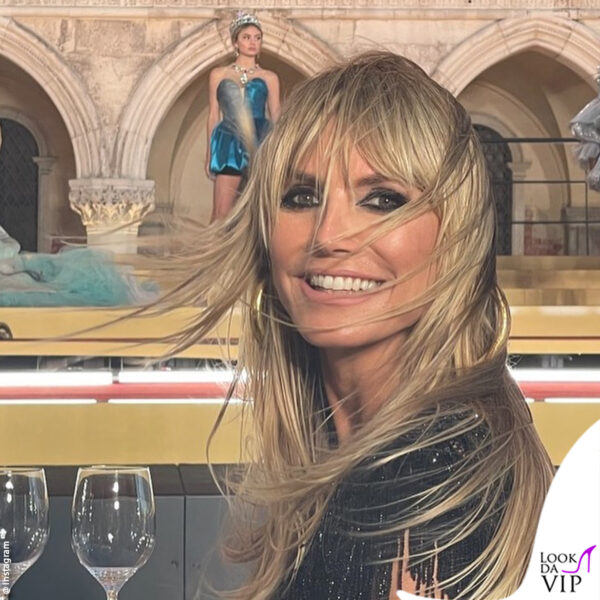 Heidi Klum mamma orgogliosa posa dalla prima fila mentre la figlia Leni sfila 