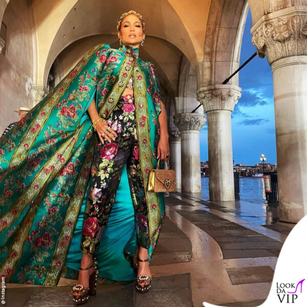 diva tra le dive, JLo ha optato per un magnifico completo pantaloni con mantello 