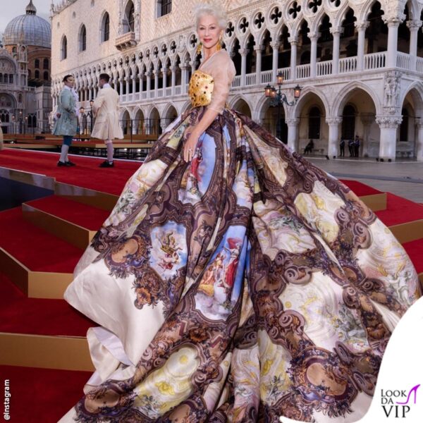 Elegante e bellissima, i capelli bianchi sono un punto di forza (abito Dolce&Gabbana)
