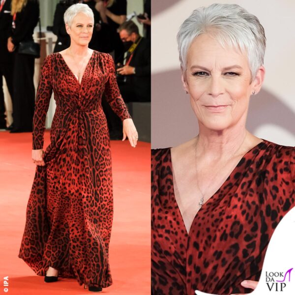 Jamie Lee Curtis non si smentisce e a Venezia 78 sfoggia il suo iconico pixie cut (abito Dolce&Gabbana)