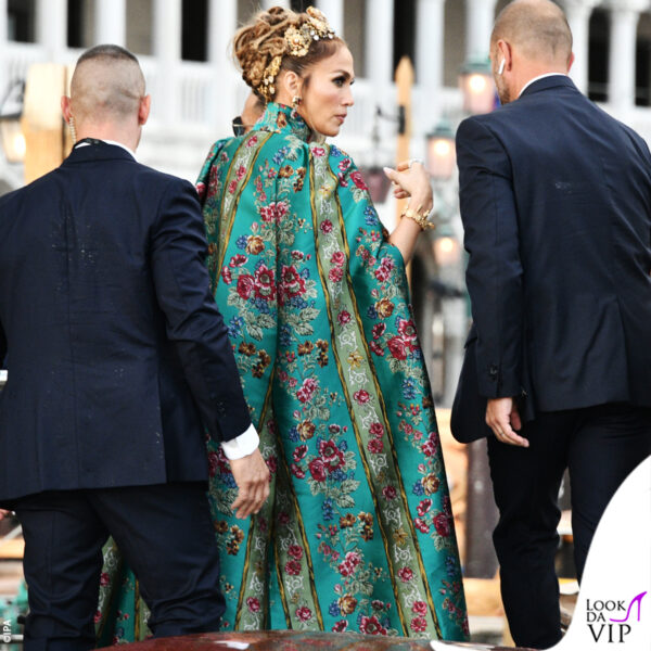 dopo essersi fatta scattare un po' di foto, Jennifer Lopez si è diretta alla sfilata 