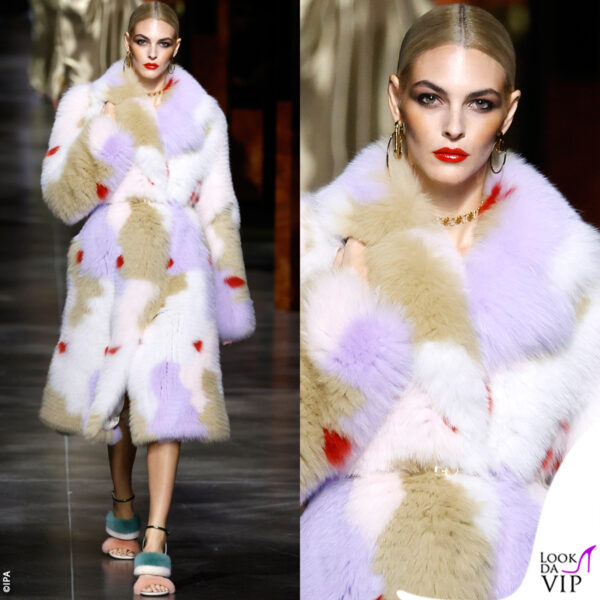 Vittoria Ceretti bionda e impellicciata da Fendi 