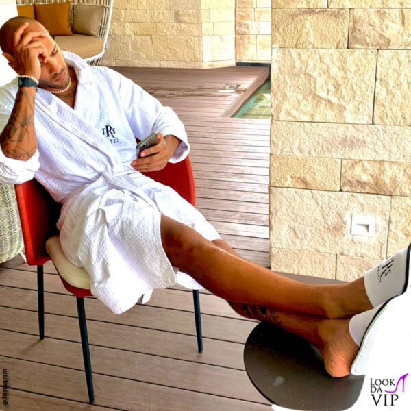 Marcell Jacobs con l'accappatoio dell'hotel 